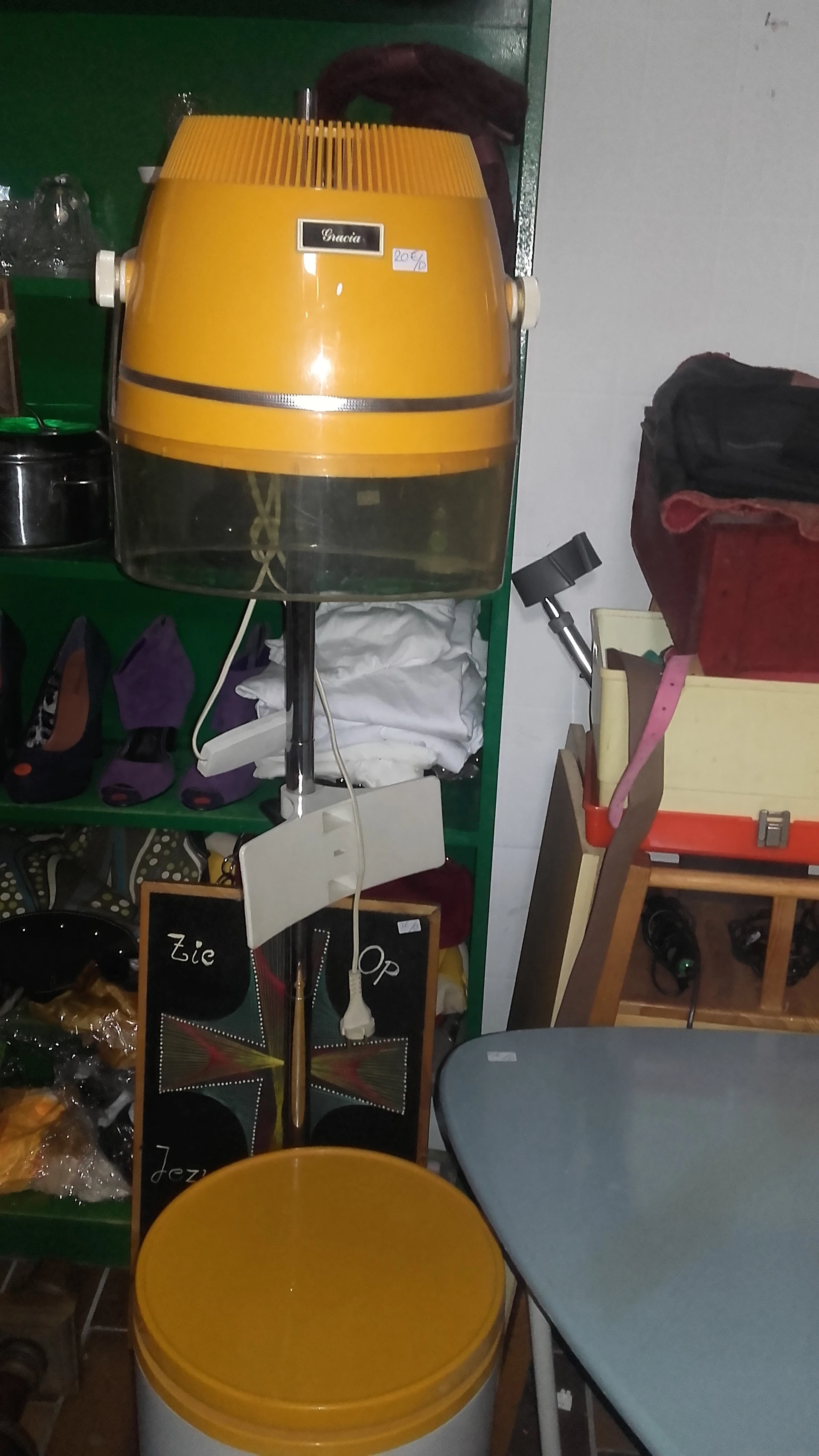 Soek Kringloopwinkel in Hoensbroek met tweedehands meubels en kleding