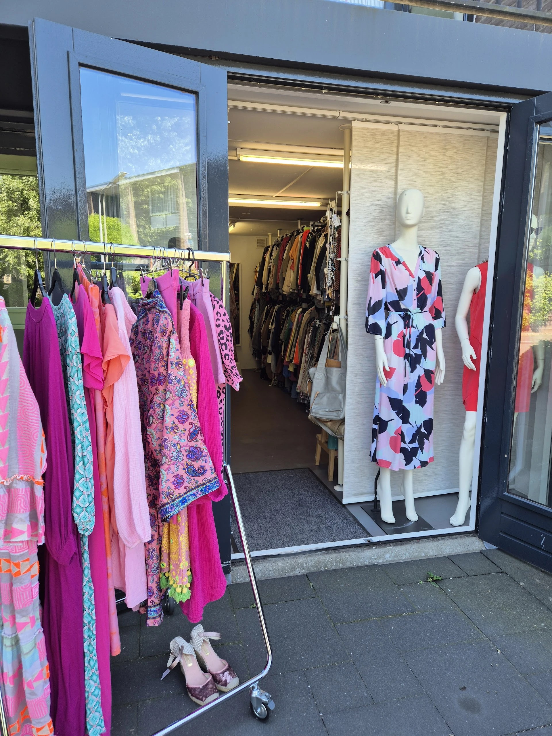 S.O.L.O. /Secondhand Original Lovely Outfit in Gorinchem met tweedehands meubels en kleding