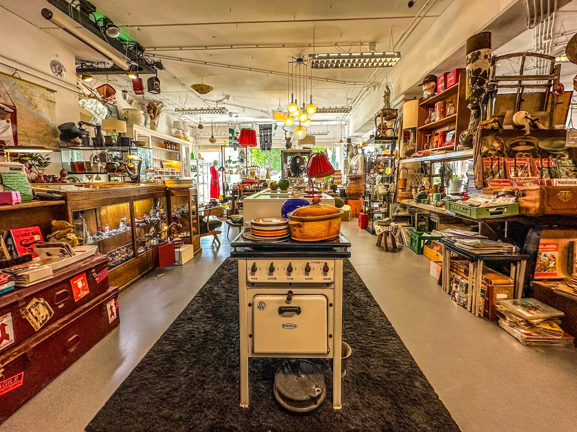 Kringloopwinkel Spoor19 Vintage & Kleding in Woerden met tweedehands accessoires, elektrische fietsen en unieke stukken