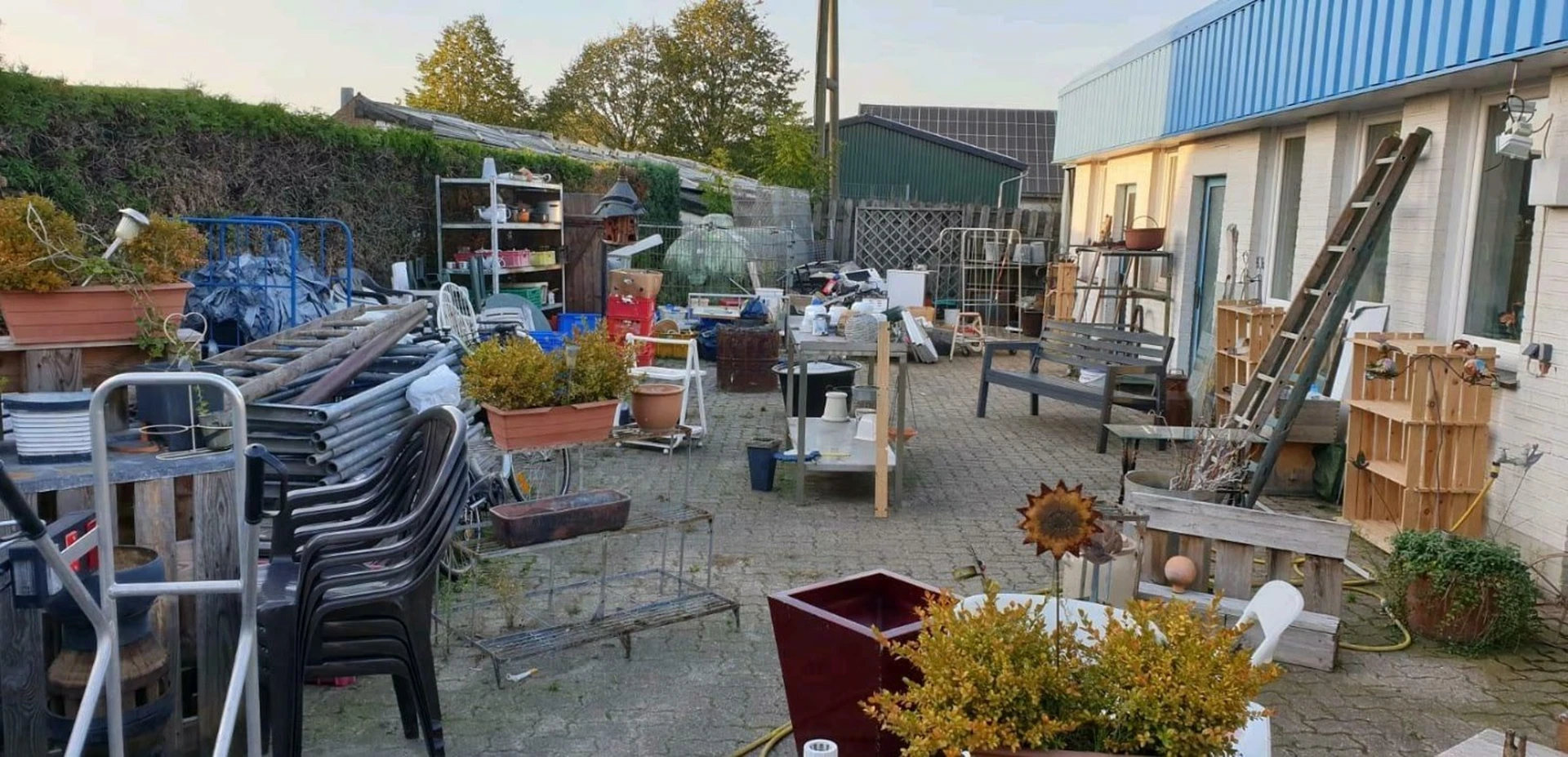 Sporker Trödelhalle in Bocholt met tweedehands meubels en kleding