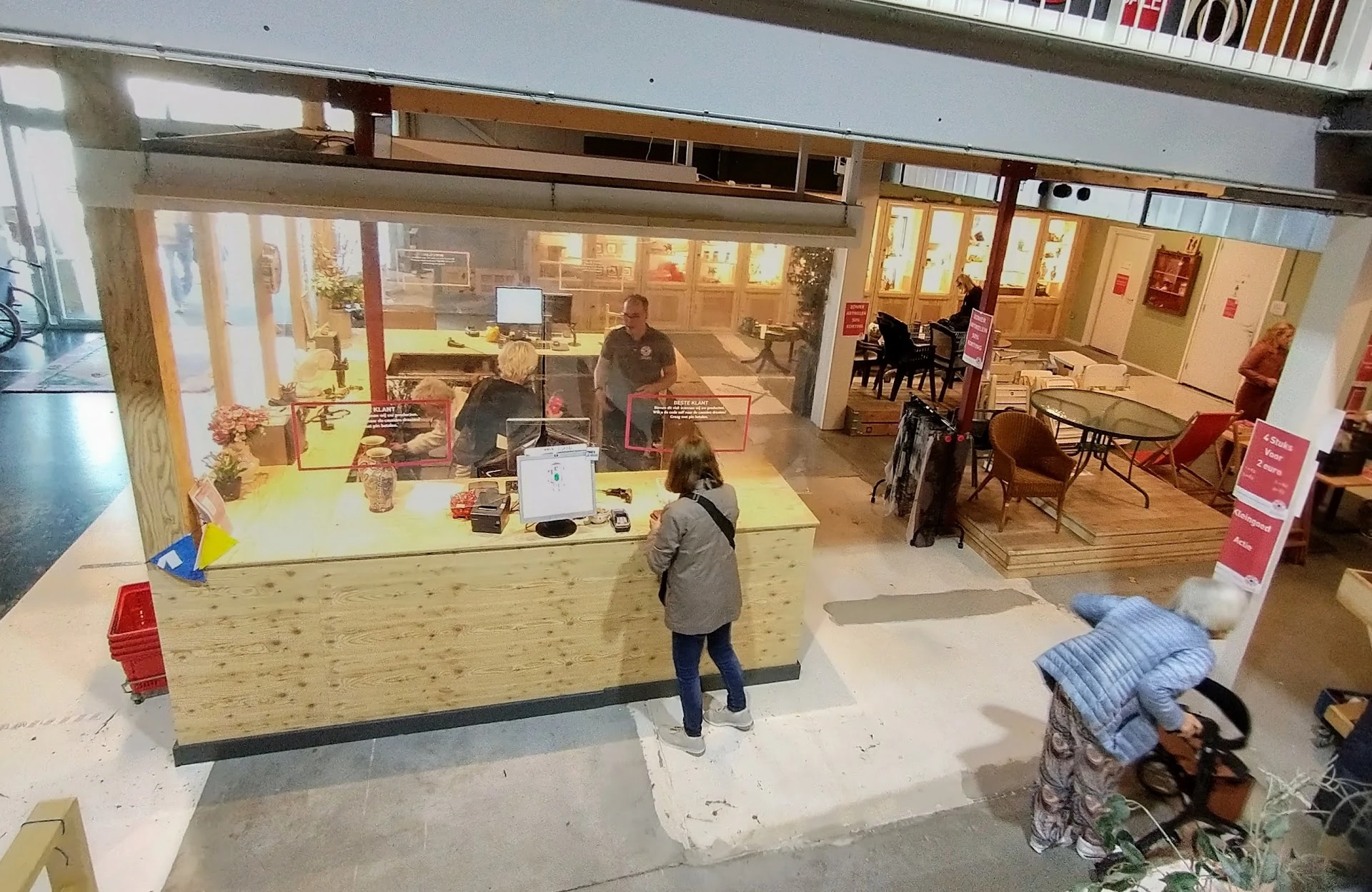 Kringloopwinkel ST.E.F. Friesland in Leeuwarden met tweedehands boeken, gereedschappen en huis- en inrichting