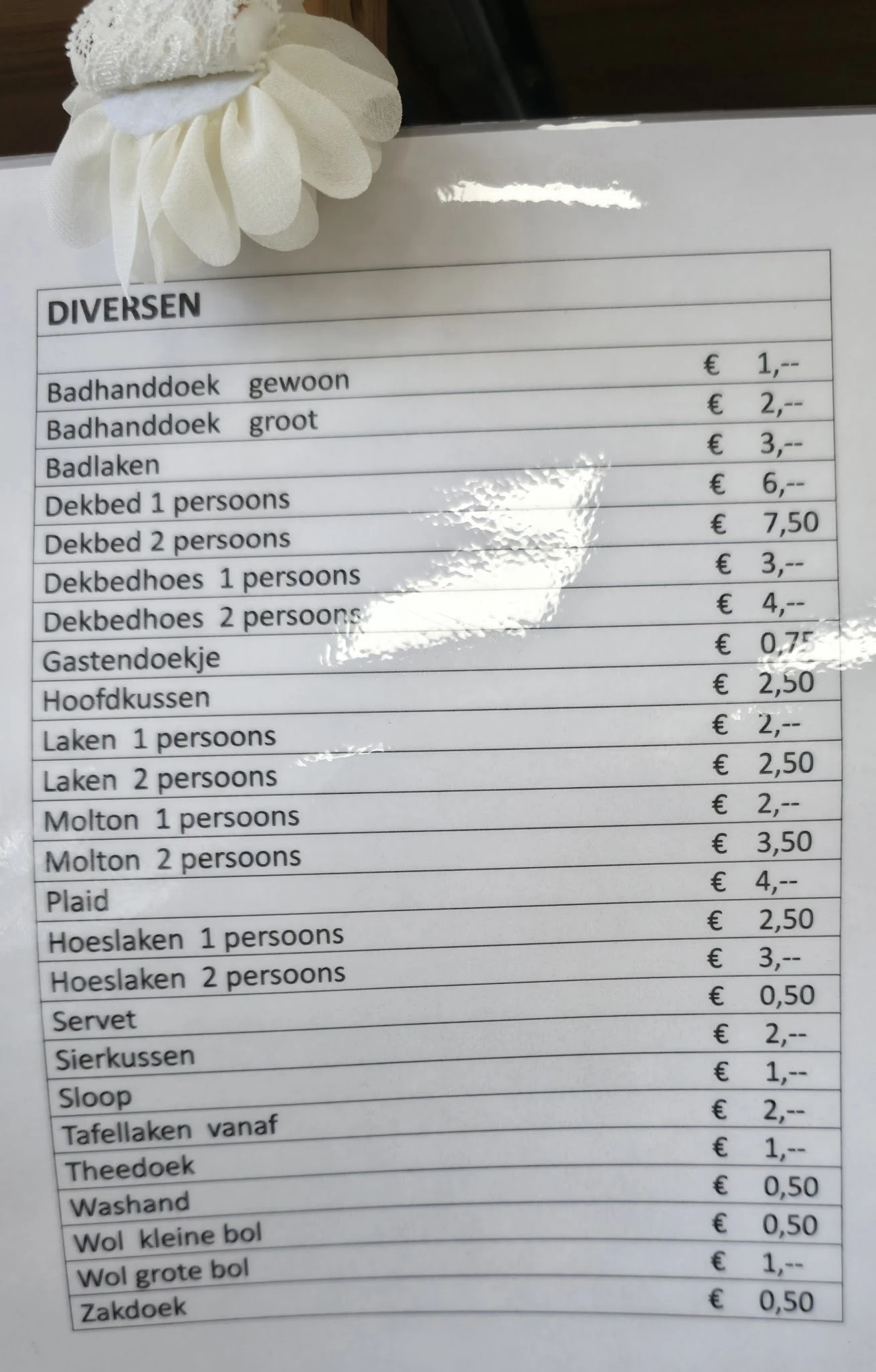 Prijslijst met beddengoedartikelen, badhanddoeken, badlakens en overige linnengoed met prijzen in euro's