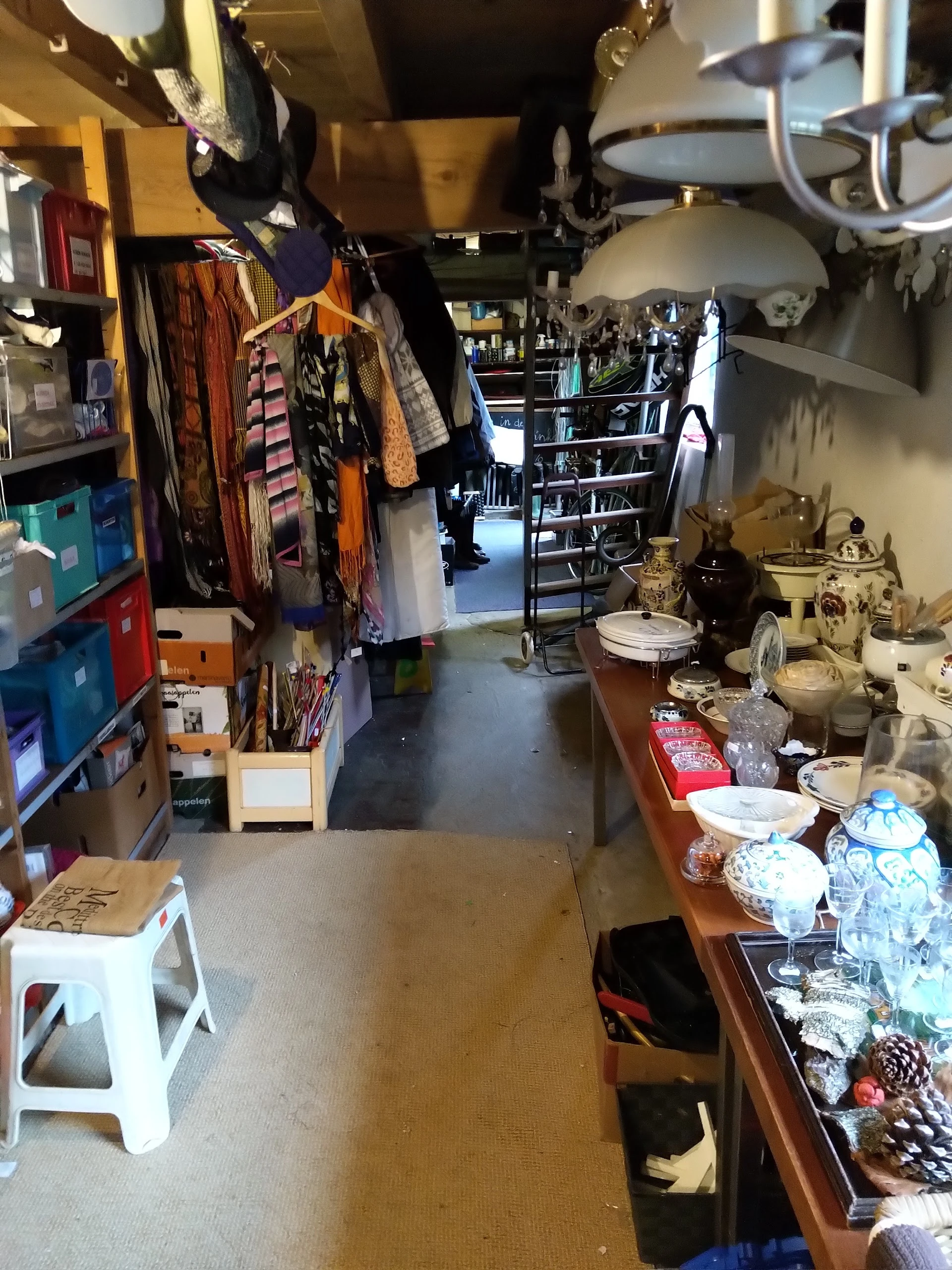 Kringloopwinkel St. Woord en Daad in Noordeloos met tweedehands boeken, kleding en meubels