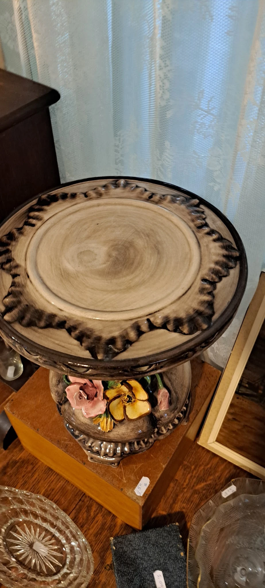 Houten schaal of bord met brandmerk-decoratie rond de rand