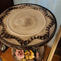 Houten schaal of bord met brandmerk-decoratie rond de rand