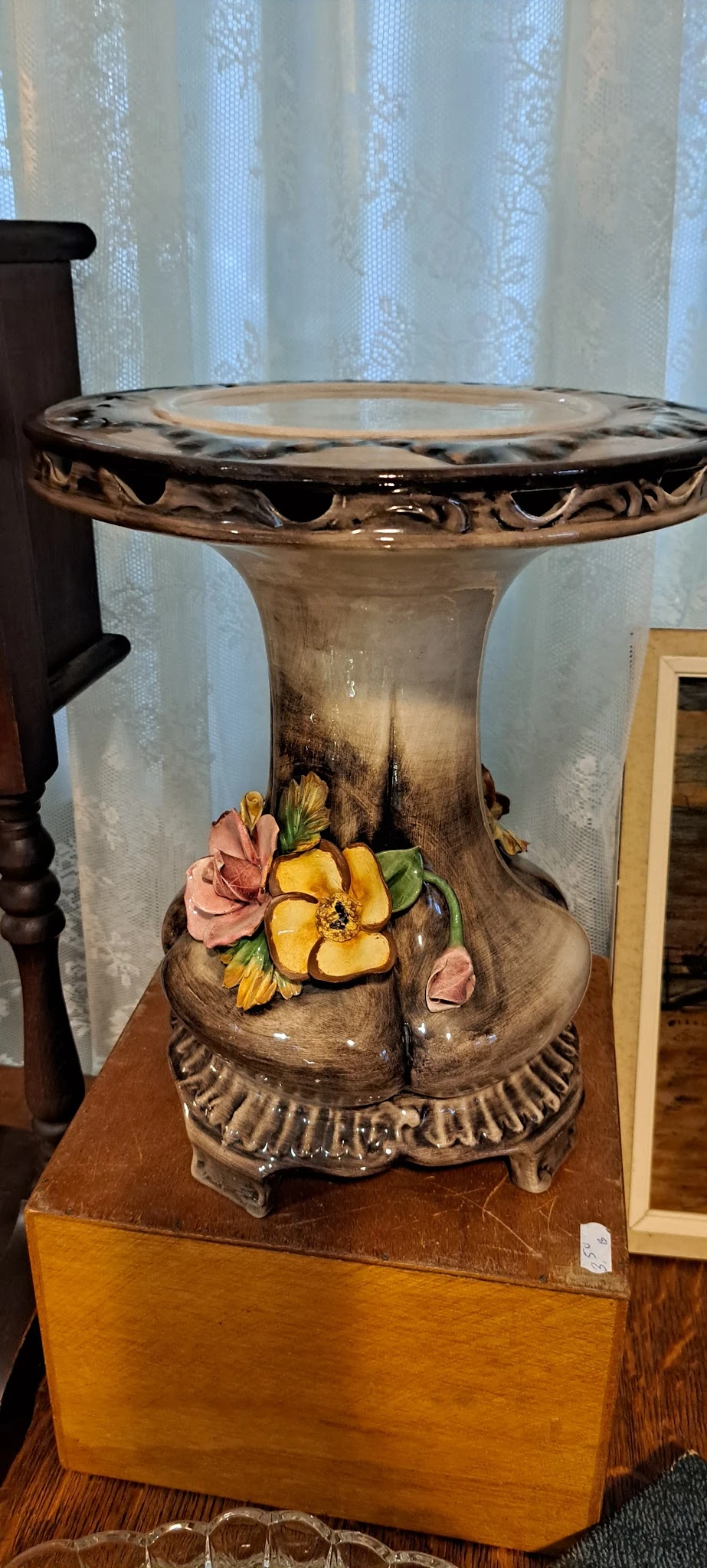 Close-up van een decoratieve vaas met geschilderde bloemen in roze en geel