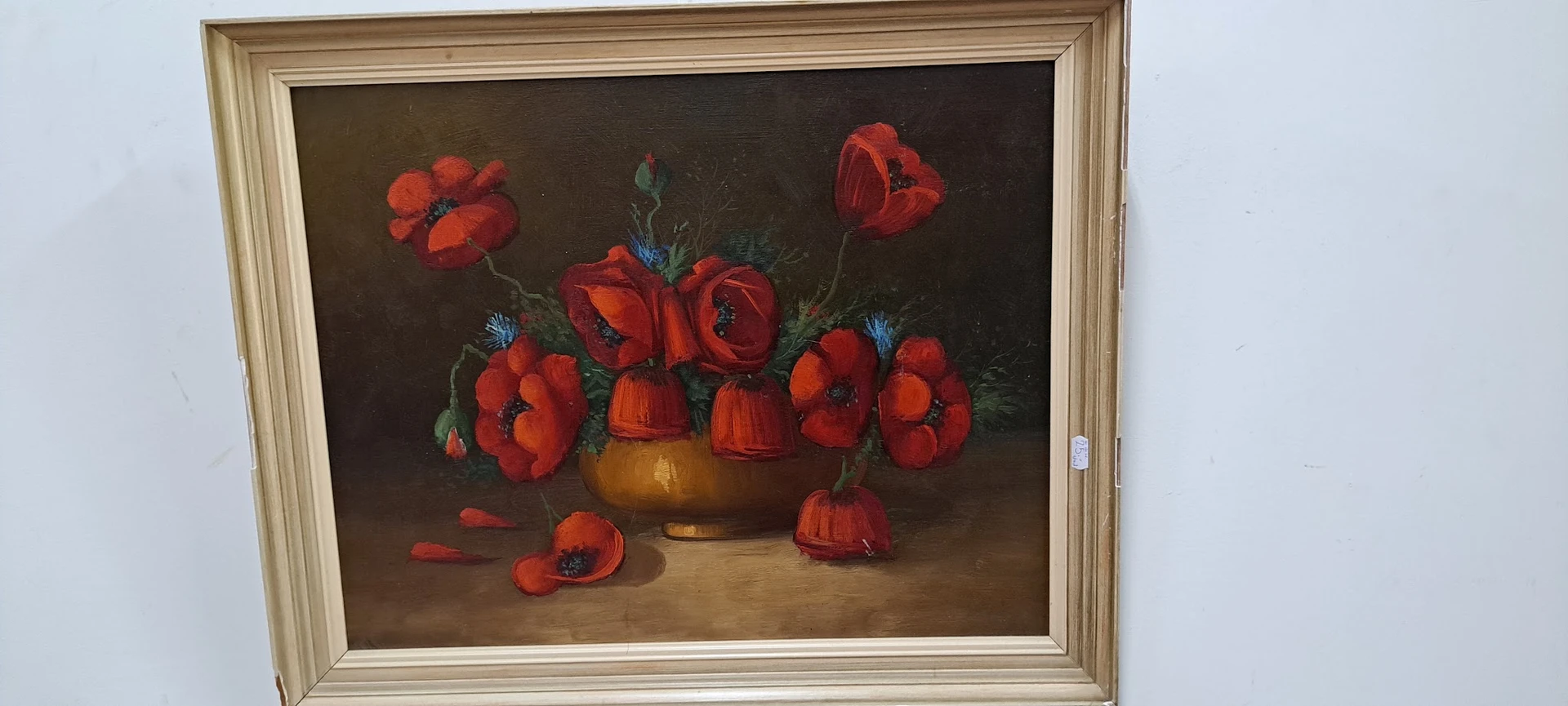 Schilderij met rode bloemen in gouden vaas op donkere achtergrond