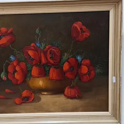 Schilderij met rode bloemen in gouden vaas op donkere achtergrond