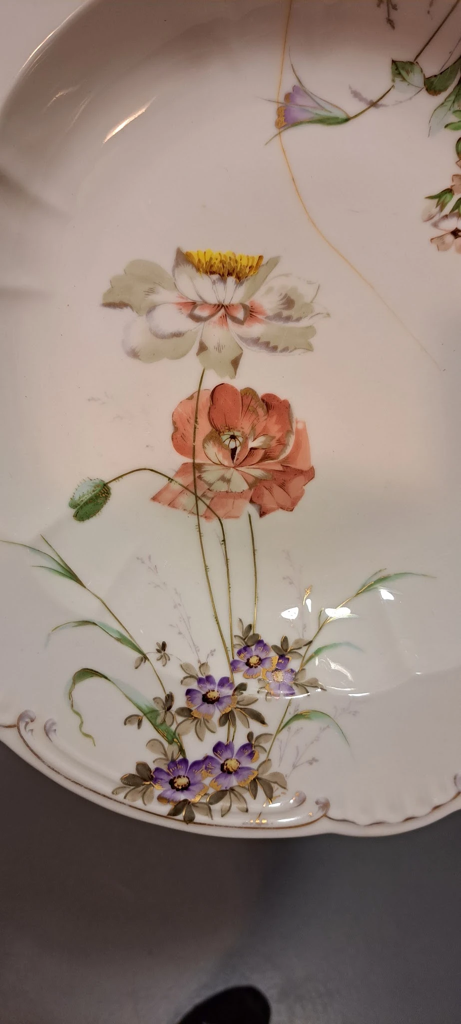 Close-up van gedroogde bloemen: roze roos, paarse bloemetjes en groen gebladerte op wit papier