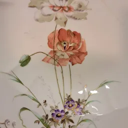 Close-up van gedroogde bloemen: roze roos, paarse bloemetjes en groen gebladerte op wit papier