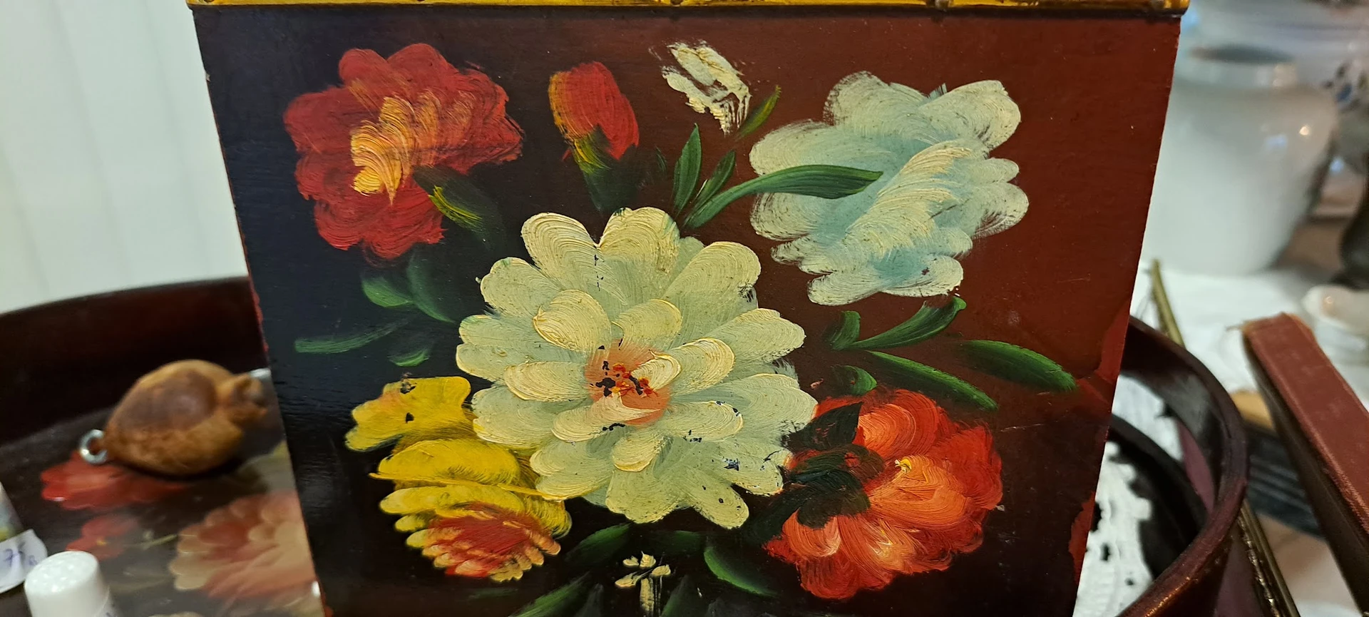 Schilderij met bloemenboeket in olieverf op donkere achtergrond