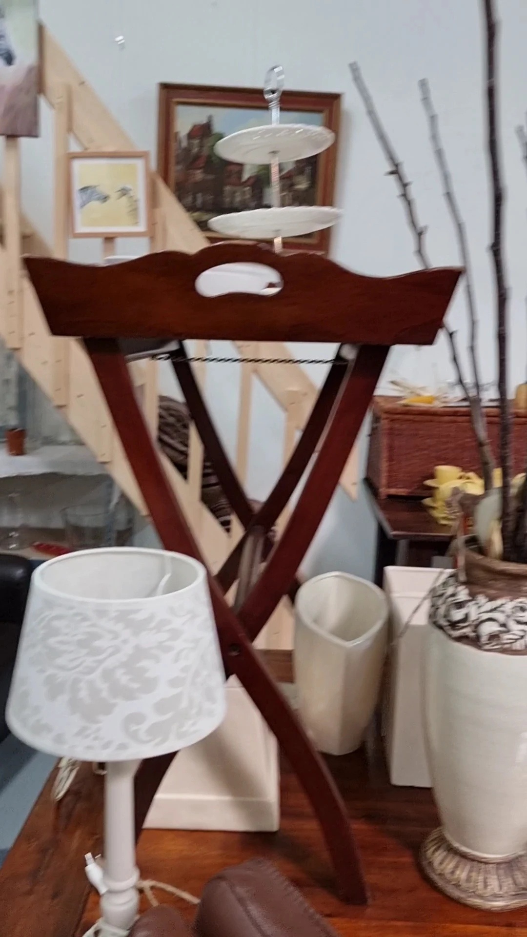 Witte en beige serviesgoed met rode houten meubels op de achtergrond