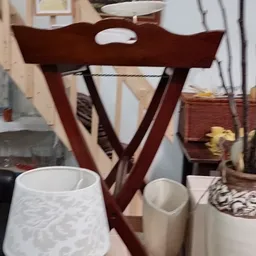 Witte en beige serviesgoed met rode houten meubels op de achtergrond