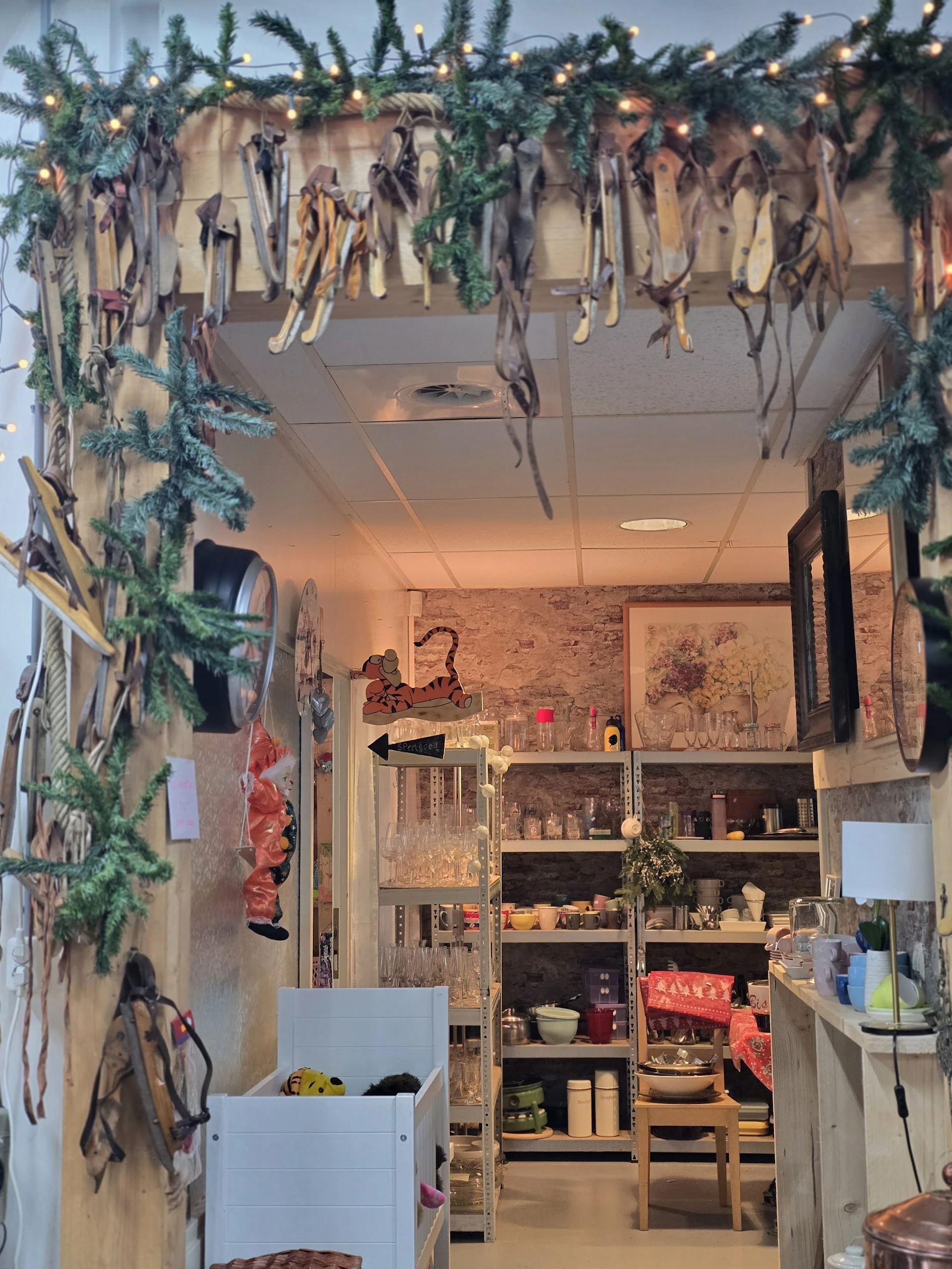 StekUp Kringloop & Sociale Coöperatie in Nieuwegein met tweedehands boeken, gereedschappen en huis- en inrichting