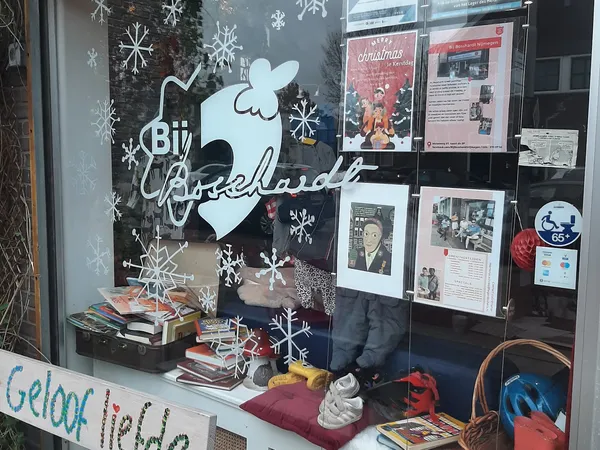 Winkelruit met kerstdecoratie, informatieborden en diverse tweedehands artikelen op display