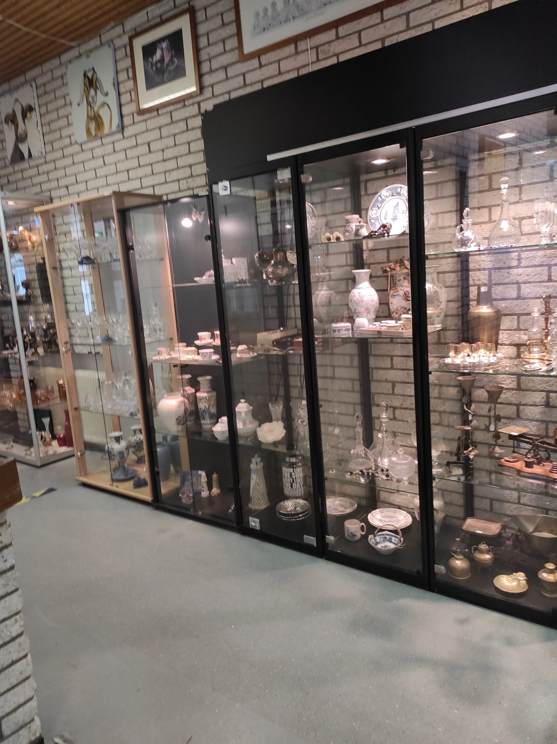 Kringloopwinkel Stichting 2e Hands een 2e Kans in Oud-Beijerland met tweedehands boeken, duurzame producten en kleding