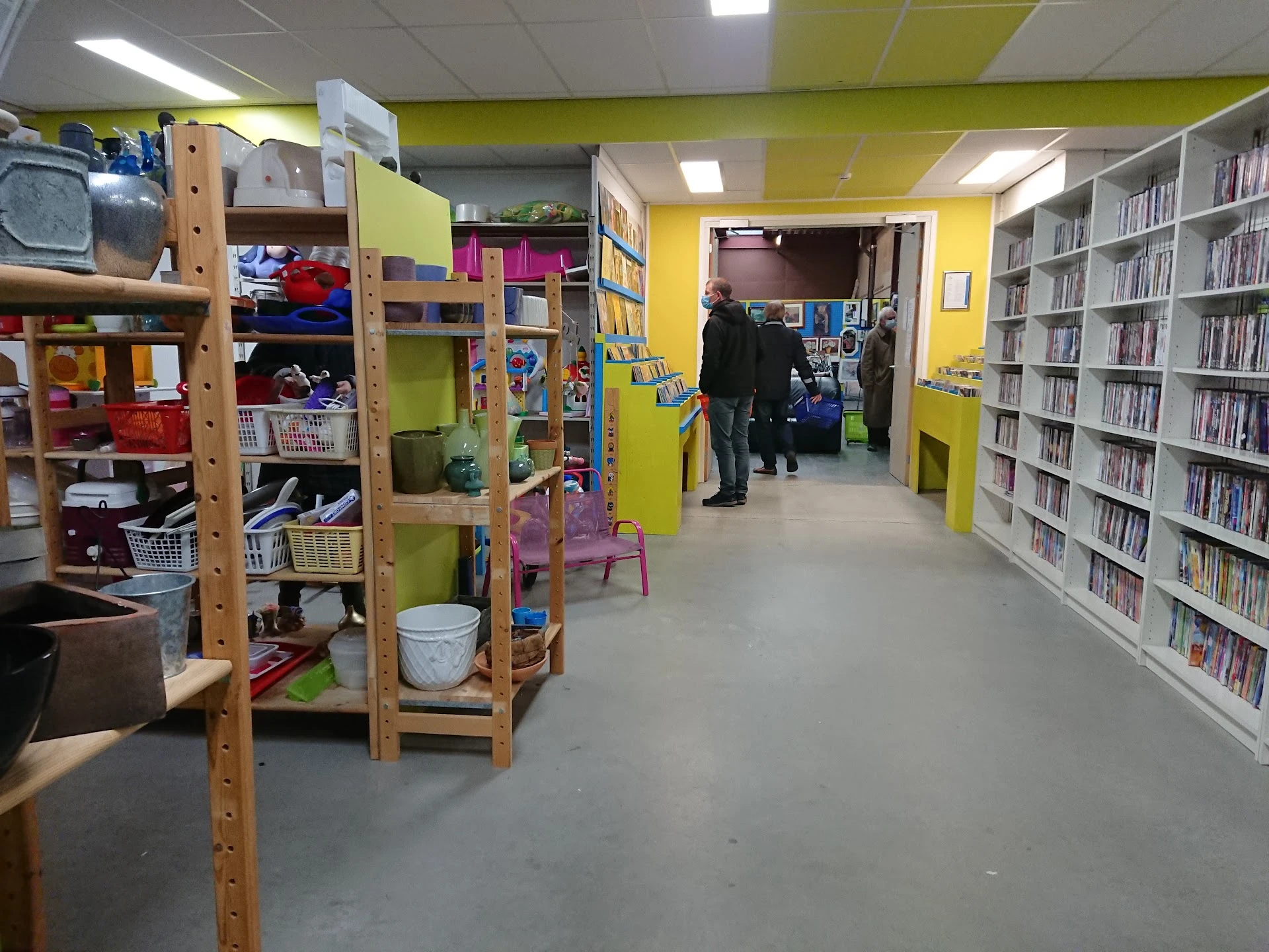 Kringloopwinkel Stichting Actief Cuijk in Cuijk met tweedehands boeken, huishoudelijke apparaten en kasten