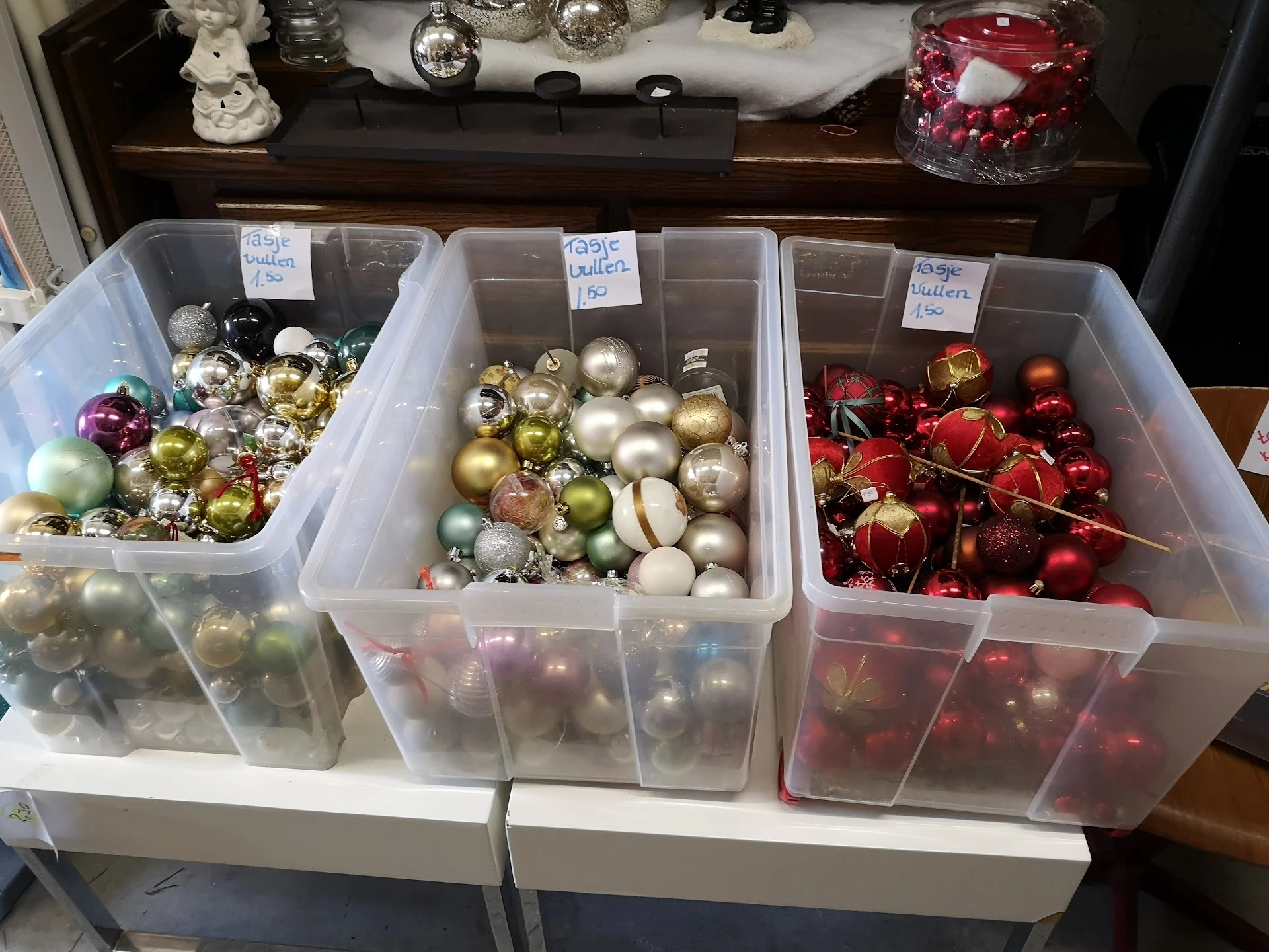 Kringloopwinkel Stichting Authentiek in Horst met tweedehands boeken, elektronica en huishoudelijke artikelen