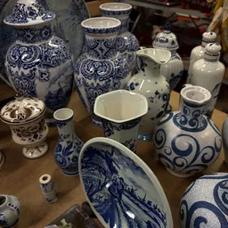 Collectie blauw-wit porselein: diverse vazen, kruiken en schalen met traditionele decoraties