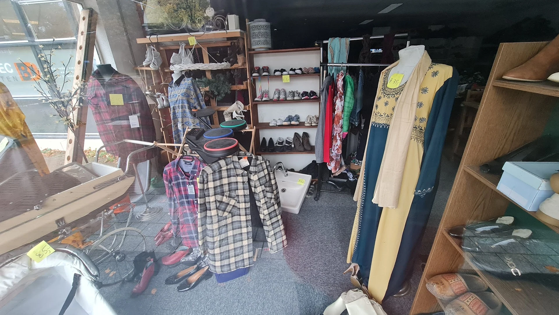 Kringloopwinkel Stichting Be Wise Buy Wise in Drachten met tweedehands kleding, knuffels en rolstoeltoegankelijke ingangen