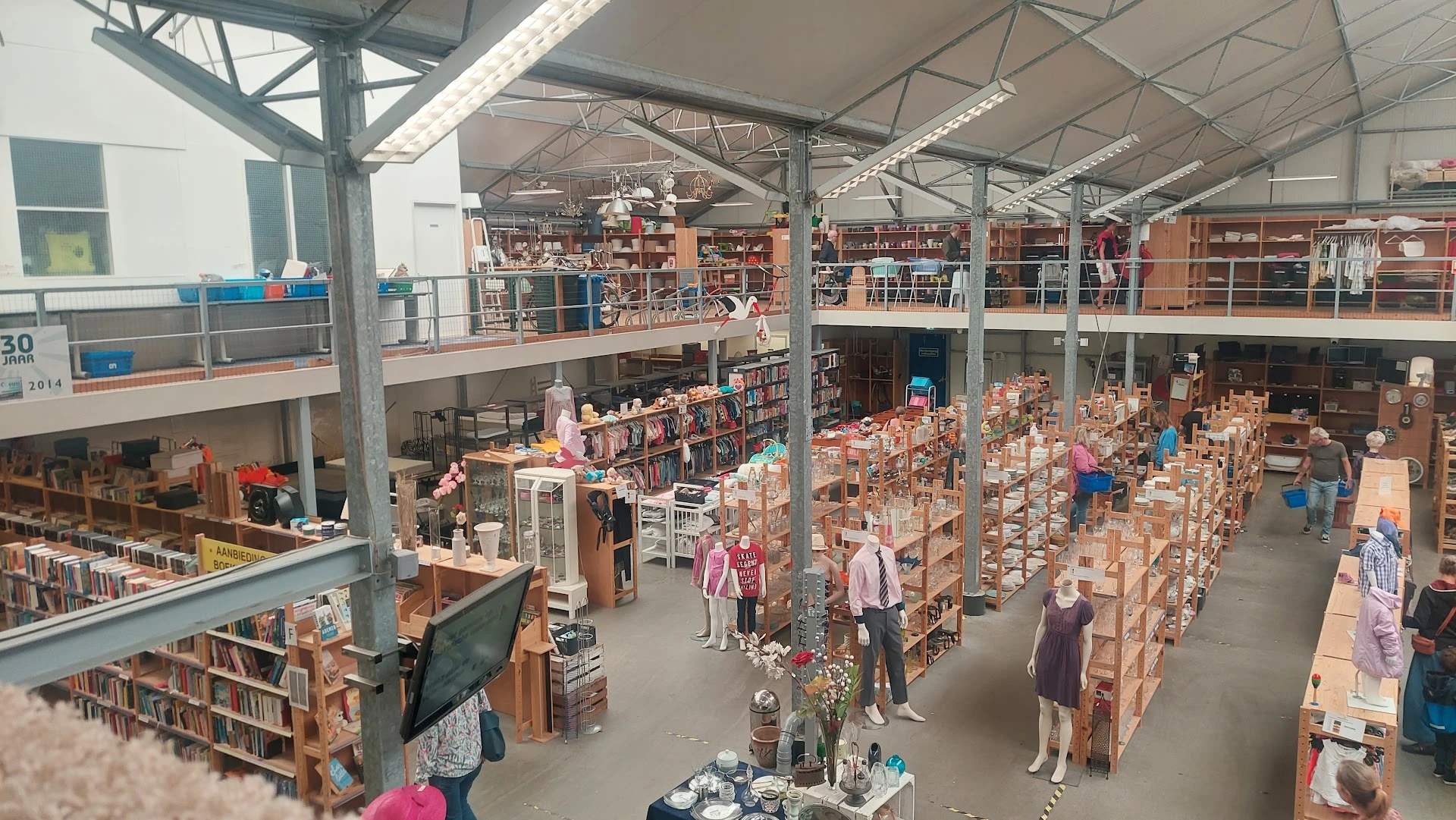 Kringloopwinkel Stichting Ceres in Uithoorn met tweedehands boeken, huishoudelijke apparaten en jassen