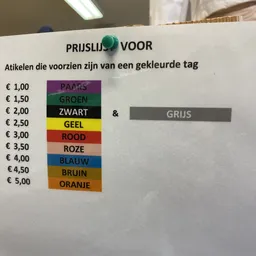 Prijslijst met gekleurde categorieën en bijbehorende prijzen per artikel