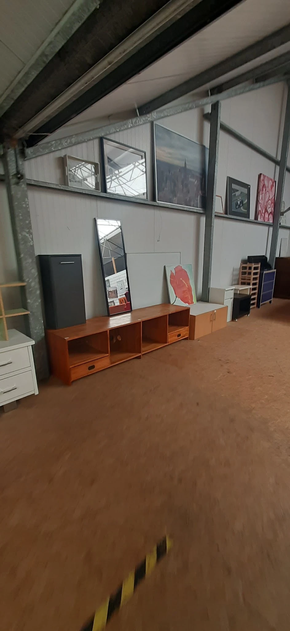 Tweedehands houten kastjes en tv-meubels uitgestald in de winkel