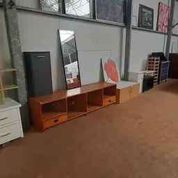 Tweedehands houten kastjes en tv-meubels uitgestald in de winkel