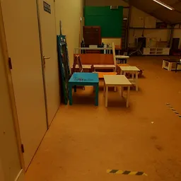 Kinderafdeling met speeltafel, kleine stoeltjes en speelgoed in een kringloopwinkel