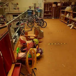Kindervoertuigen en fietsen uitgestald in een kringloopwinkel