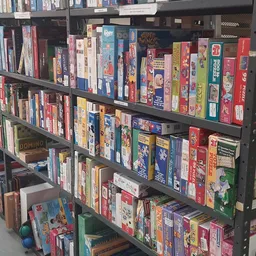 Stellingen vol met gezelschapsspelen en puzzels in verschillende kleuren en formaten