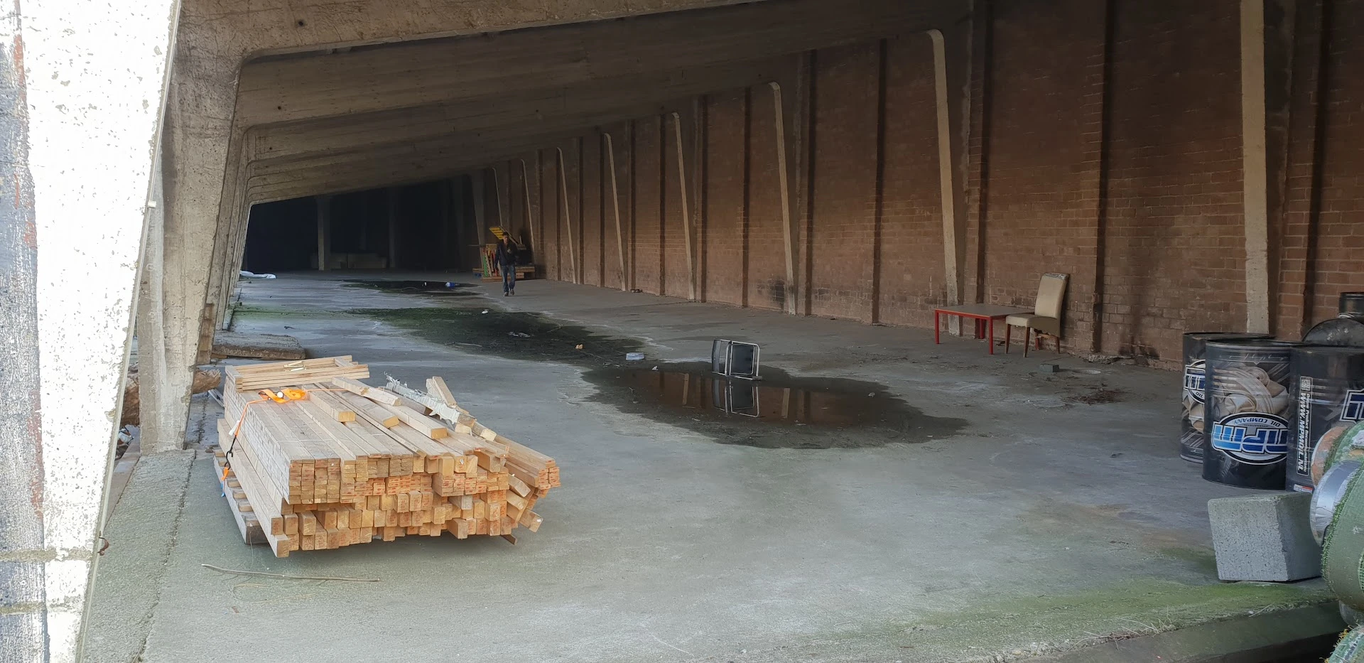 Stichting DC Community Market - under construction in Rotterdam met tweedehands boeken, elektronica en huishoudelijke arti...