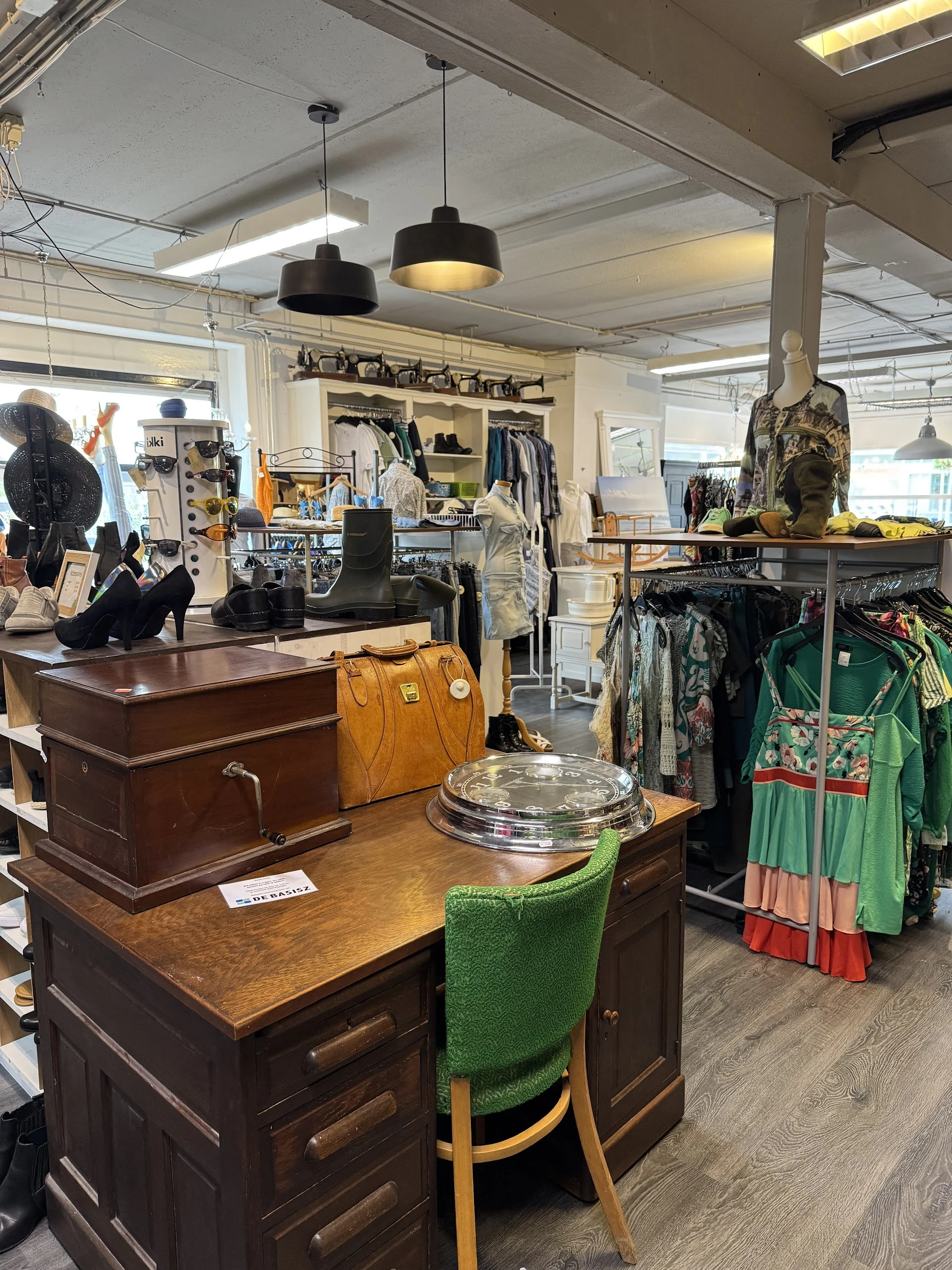 Kringloopwinkel Stichting De Basisz in Zeewolde met tweedehands boeken, huis- en inrichting en huishoudelijke apparaten