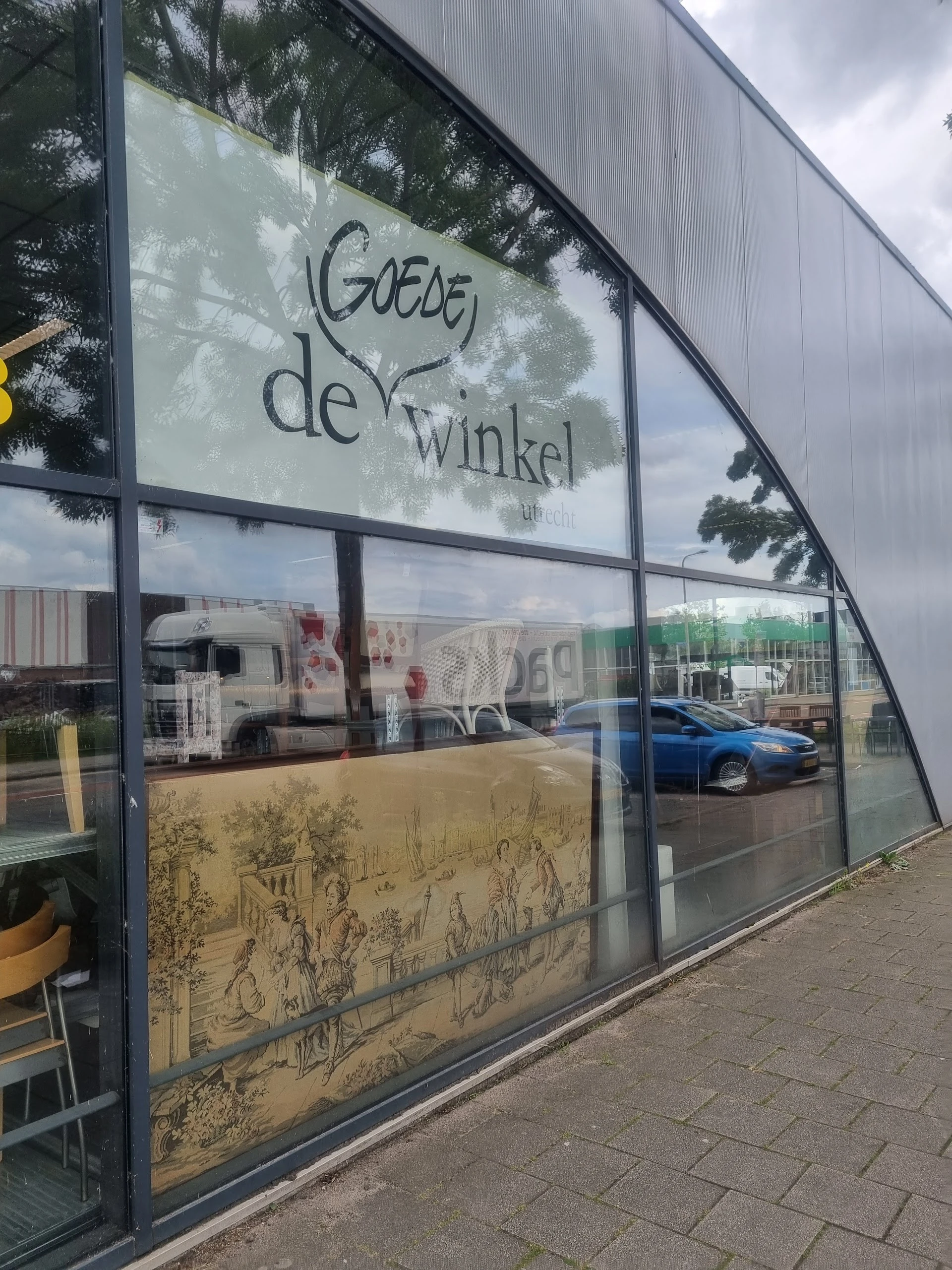 Kringloopwinkel Stichting De Goede Winkel in Utrecht met tweedehands boeken, gereedschappen en huis- en inrichting