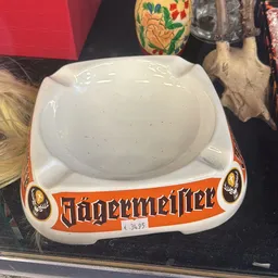 Jägermeister asbak in wit porselein met oranje logo en merkbranding