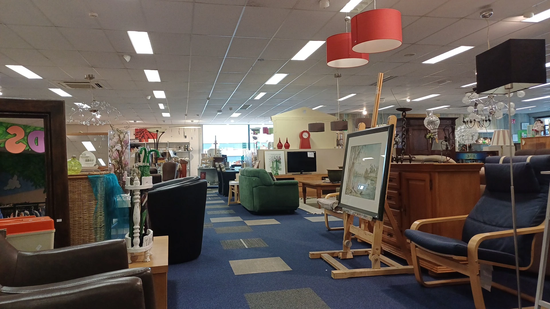 Kringloopwinkel Stichting de Kringloper in Bergen op Zoom met tweedehands boeken, computers en dinky toys