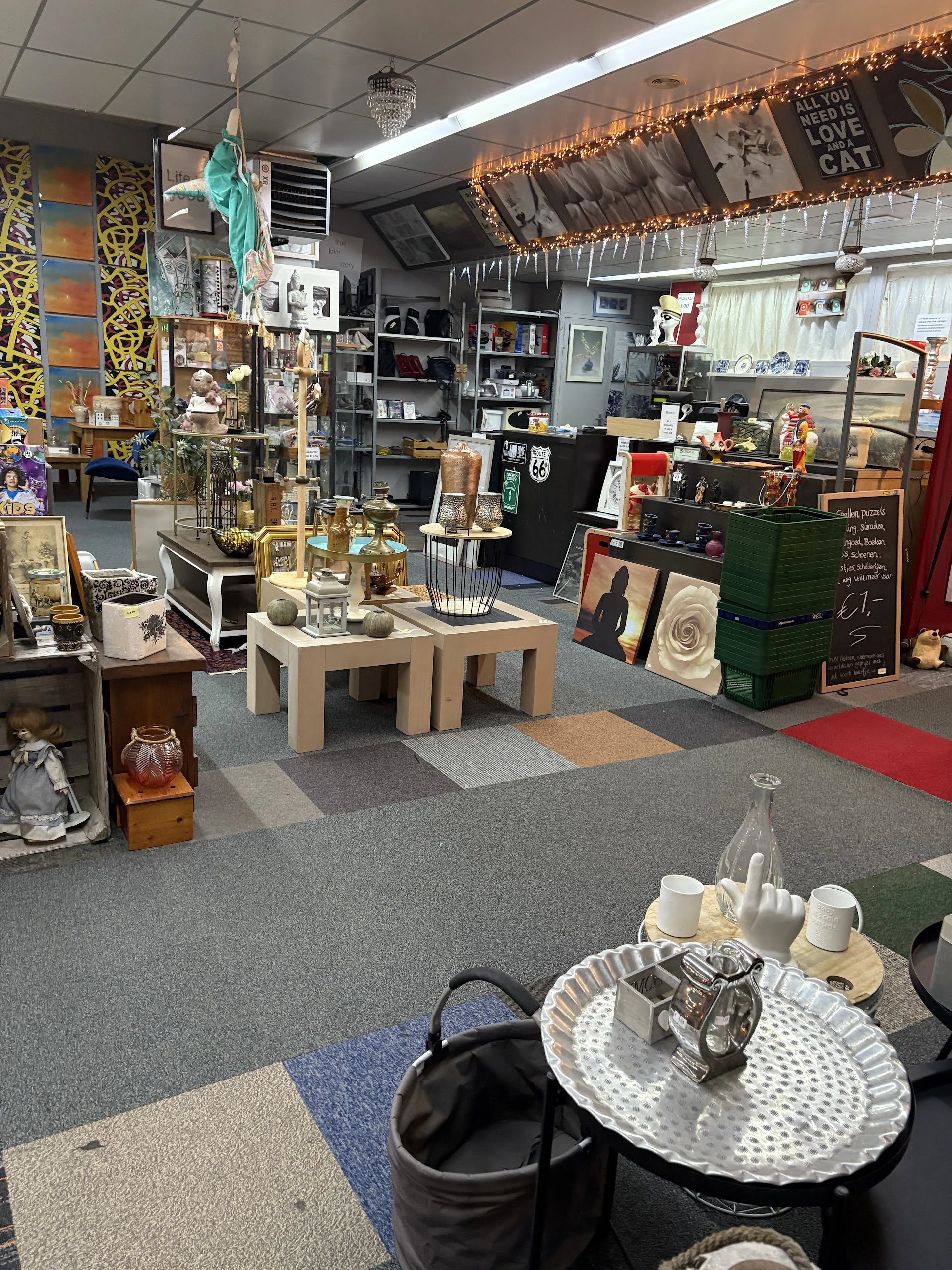 Kringloopwinkel Stichting De Kringloper in Steenbergen met tweedehands boeken, computers en huis- en inrichting