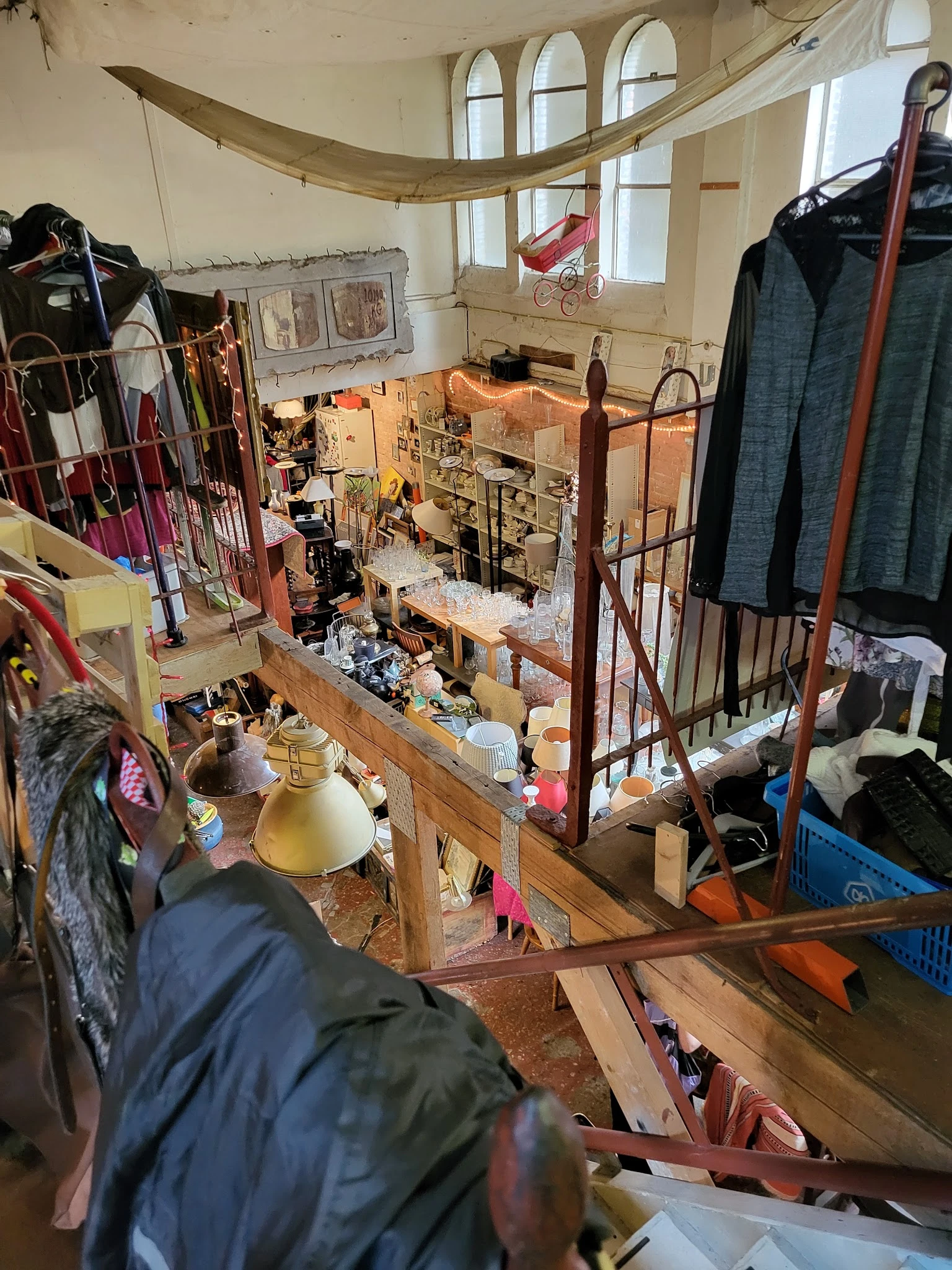 Vogelverblijven en vogeluitrusting in een kringloopwinkel, gezien van bovenaf
