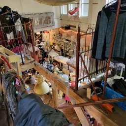 Vogelverblijven en vogeluitrusting in een kringloopwinkel, gezien van bovenaf