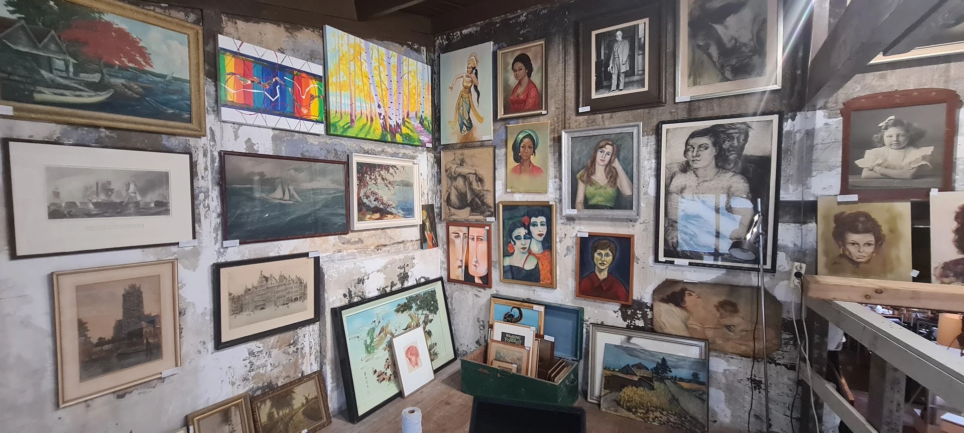 Verzameling van schilderijen, portretten en kunstwerken aan de wand uitgestald