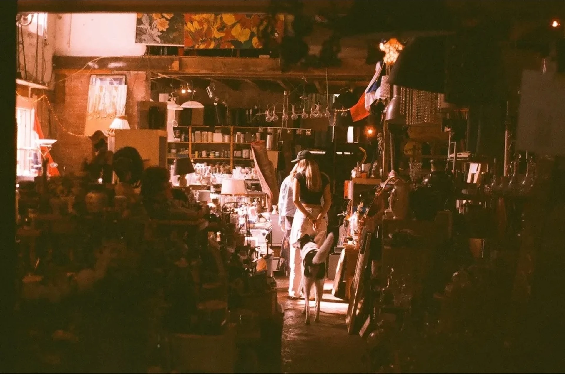 Kringloopwinkel Stichting De Majum in Rotterdam met tweedehands boeken, kasten en kleding