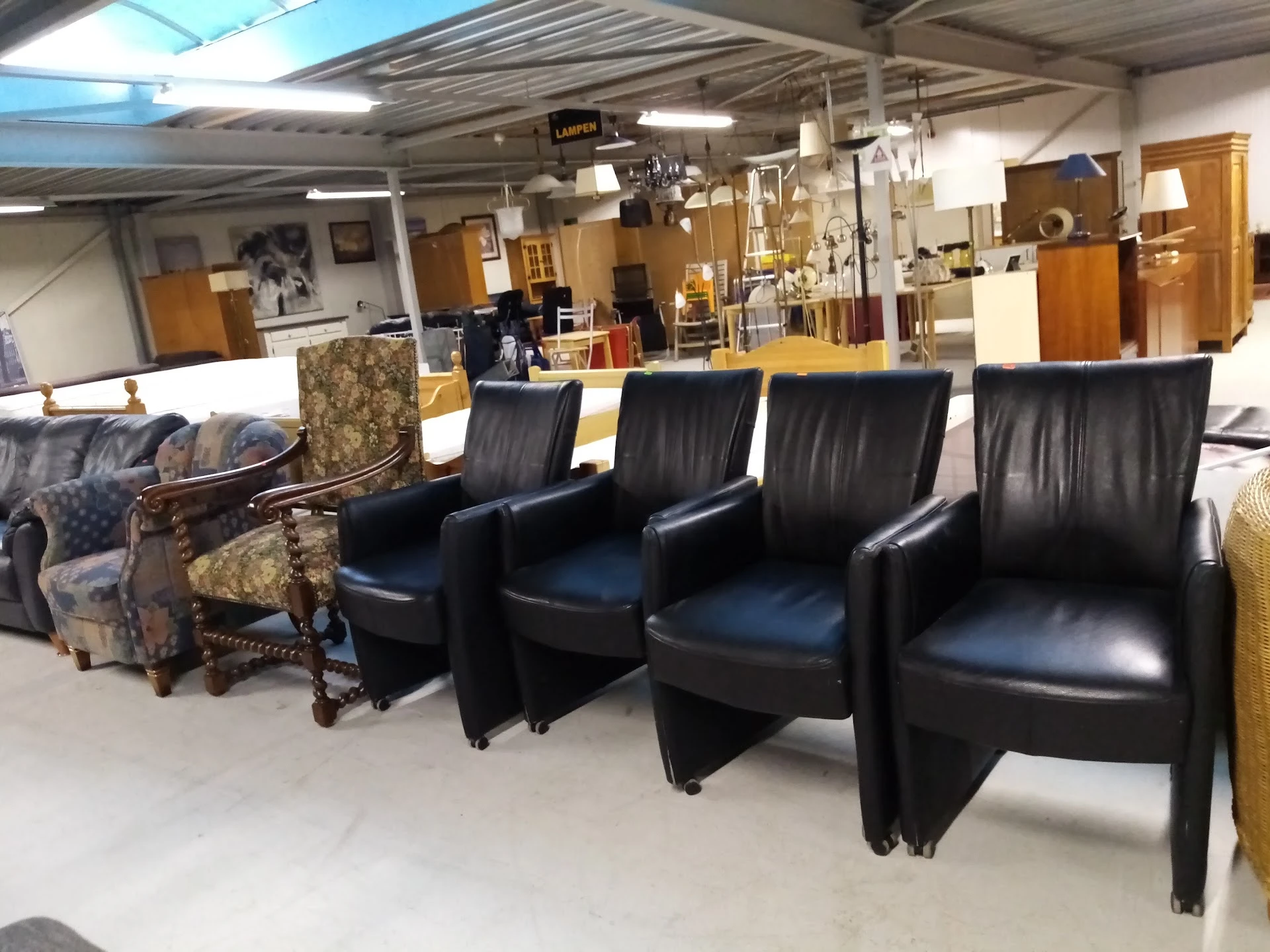 Kringloopwinkel Stichting een helpende hand aan Roemenië in Kampen met tweedehands boeken, cds en elektrische fietsen