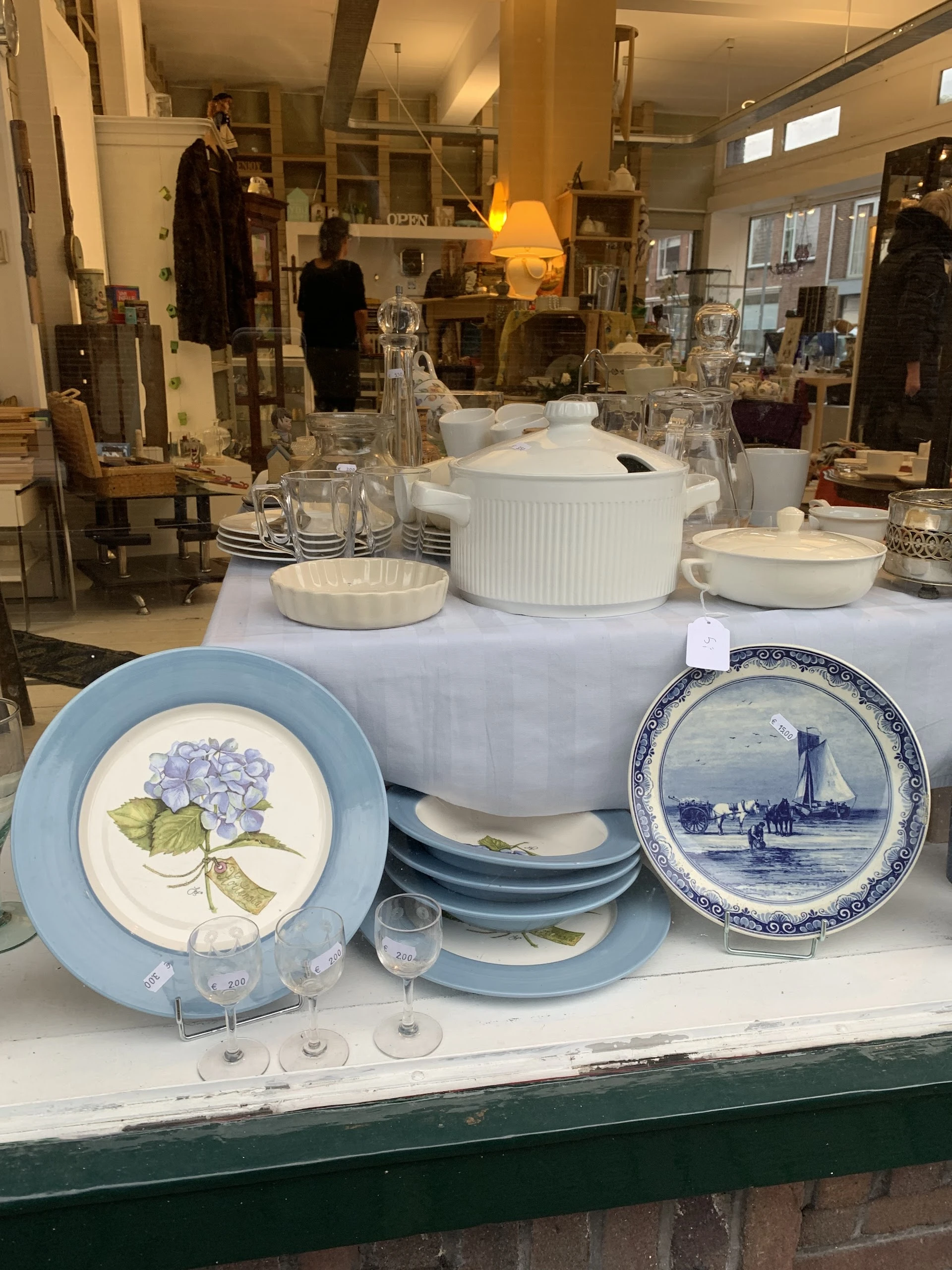 Kringloopwinkel Stichting Emmaus De Bilt in De Bilt met tweedehands boeken, cd's en huishoudelijke apparaten