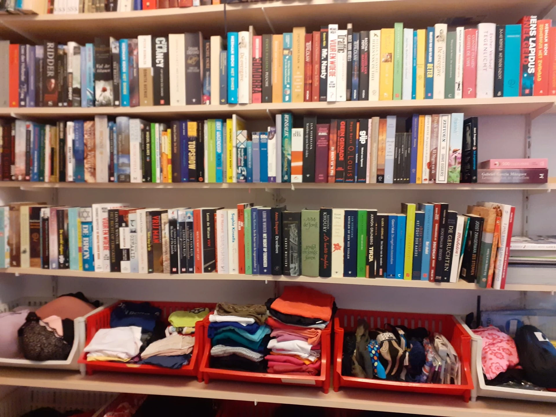 Kringloopwinkel Stichting Emmaus Utrecht in Utrecht met tweedehands boeken, gereedschappen en huis- en inrichting