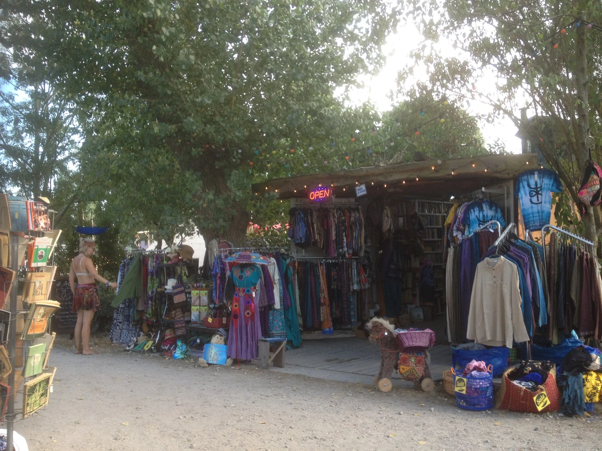 Kringloopwinkel Stichting Hand-Werk in Amsterdam met tweedehands boeken, elektronica en huishoudelijke artikelen