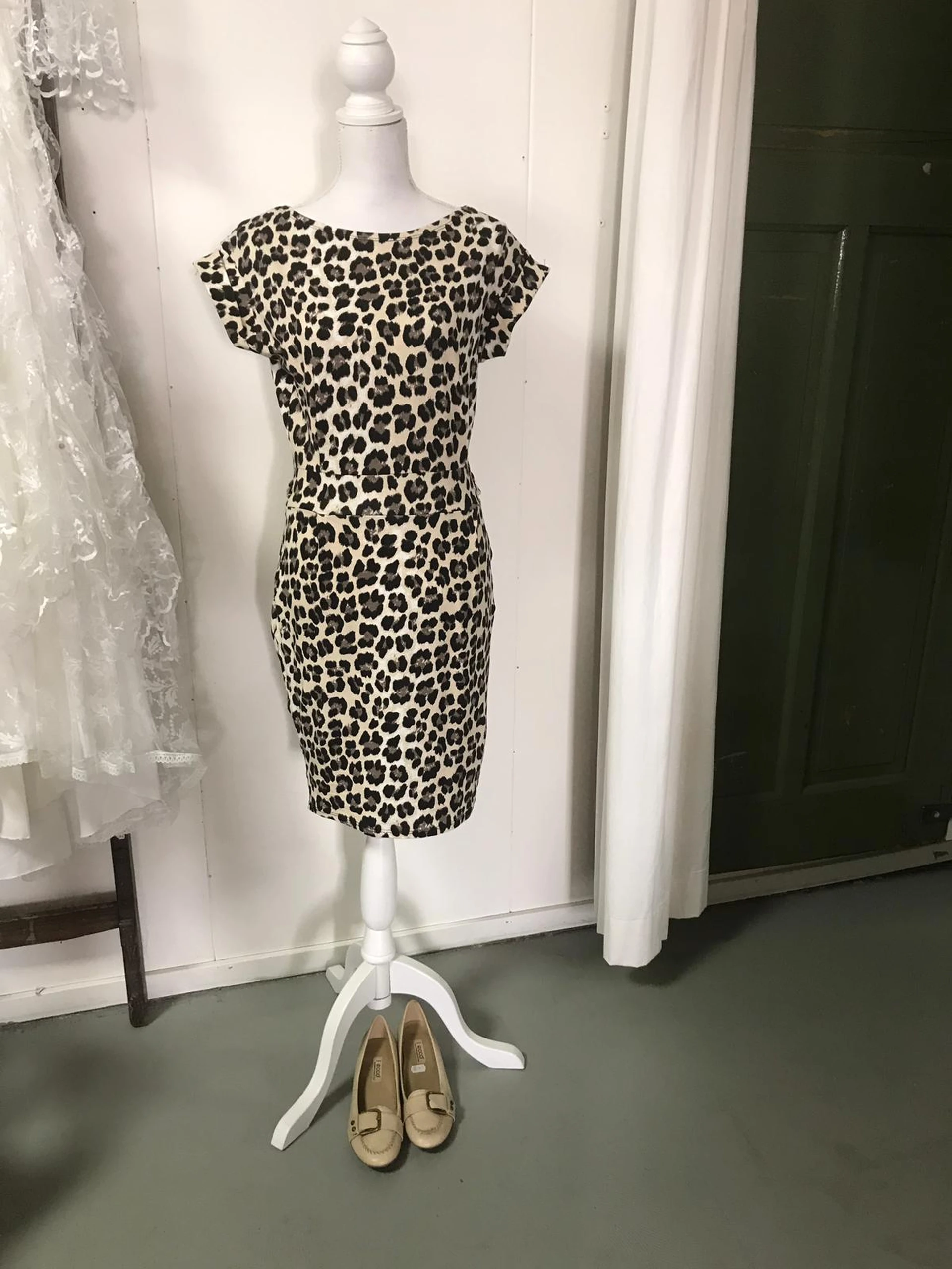 Kringloopwinkel Stichting Hands of Mercy in Oud-Beijerland met tweedehands accessoires, boeken en kleding