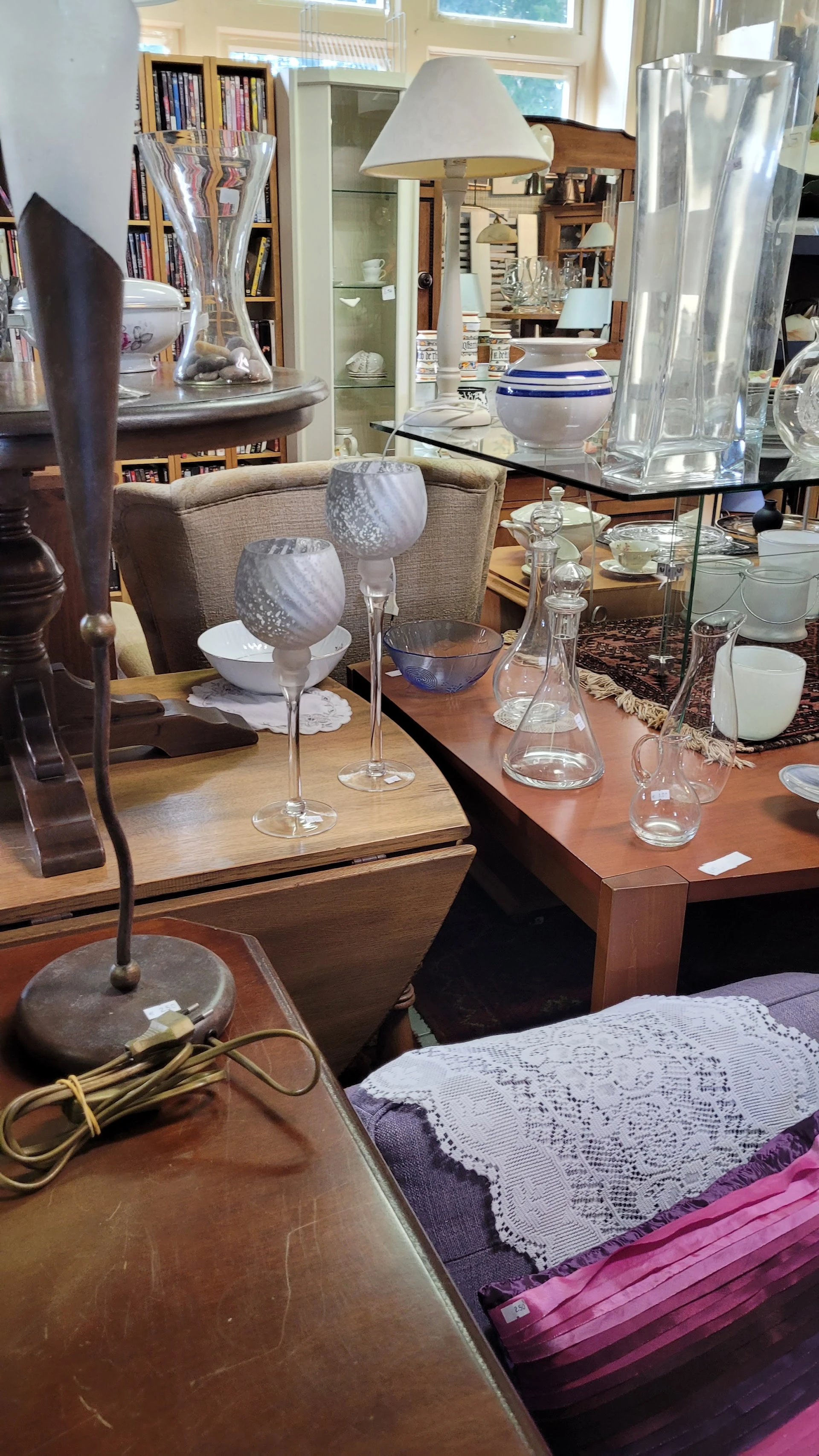 Kringloopwinkel Stichting het Graalhuis in Zoeterwoude met tweedehands boeken, huishoudelijke apparaten en kleding