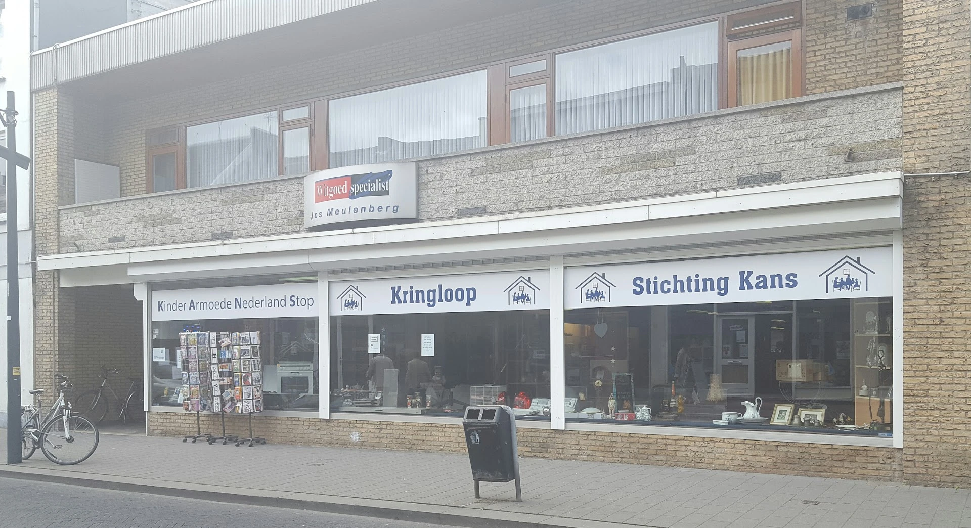 Kringloopwinkel Stichting Kans. in Kerkrade met tweedehands boeken, huishoudelijke apparaten en kleding