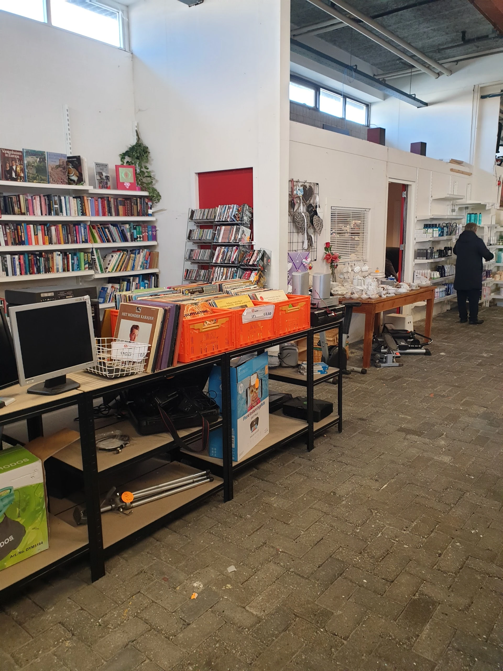 [Gesloten] Kringloopwinkel Stichting Keigoed in Rotterdam met tweedehands cds, dvds en elektronica