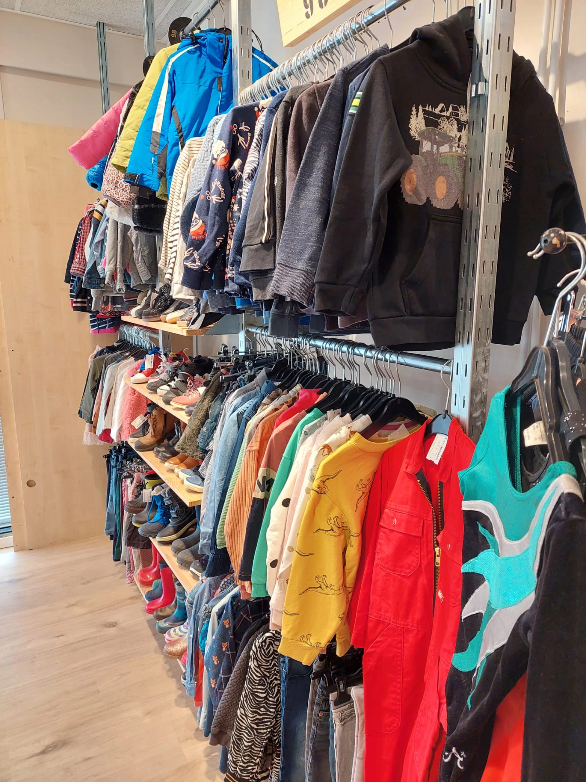 Kringloopwinkel stichting kinderkledingbeurs Eerbeek in Eerbeek met tweedehands accessoires, babykleding en broeken